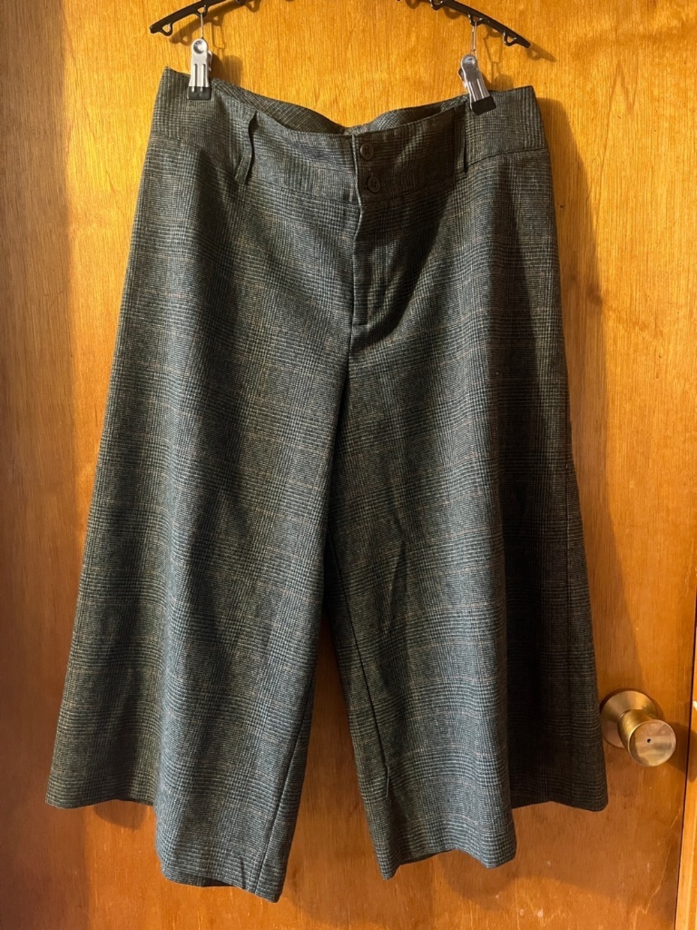 Woman’s Van Heusen Dark Green Glen Plaid Wide-Leg Capris 10